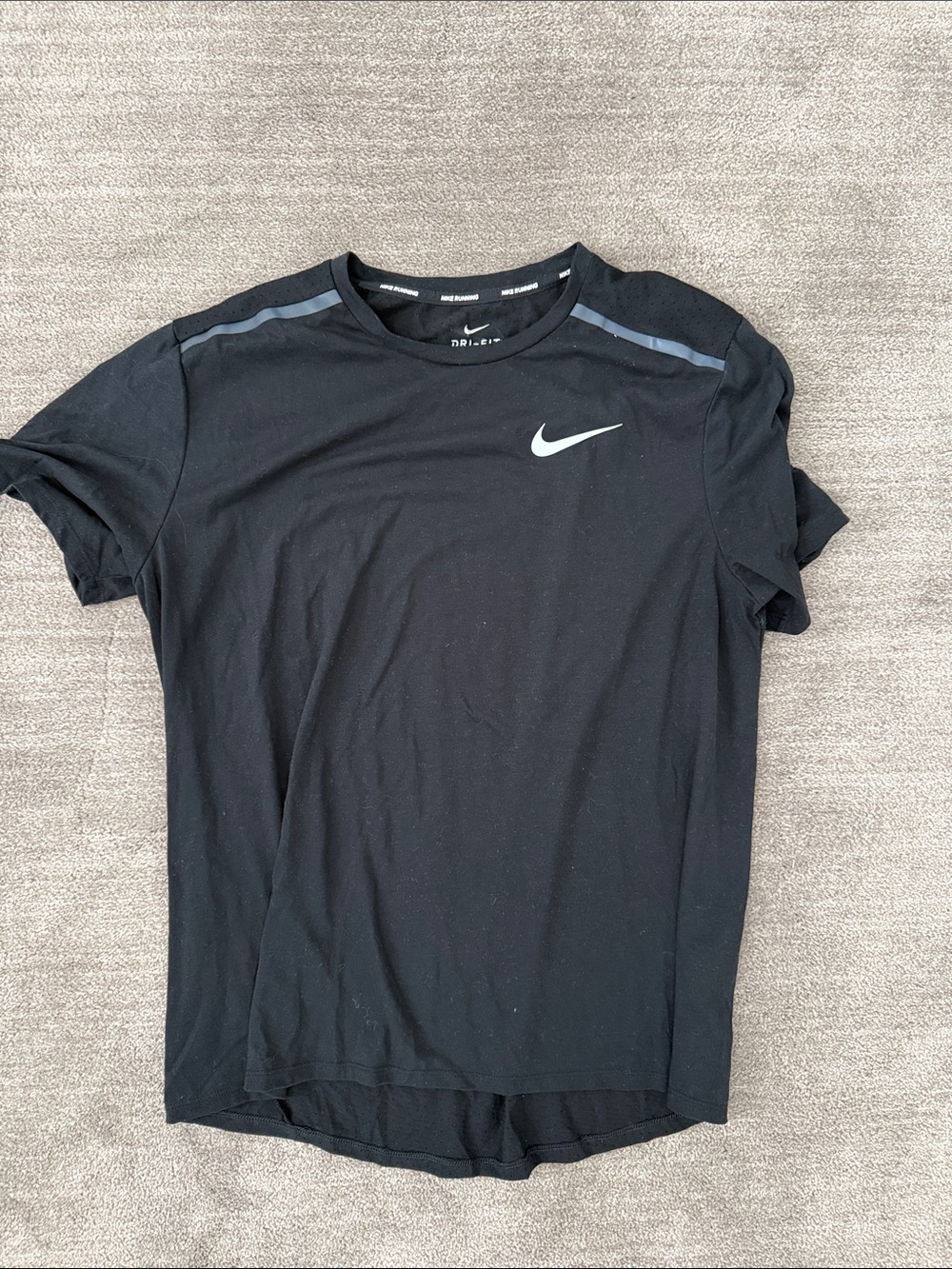 Nike Men’s Black Athletic Short Sleeve Running Shirt with Reflective Swoosh